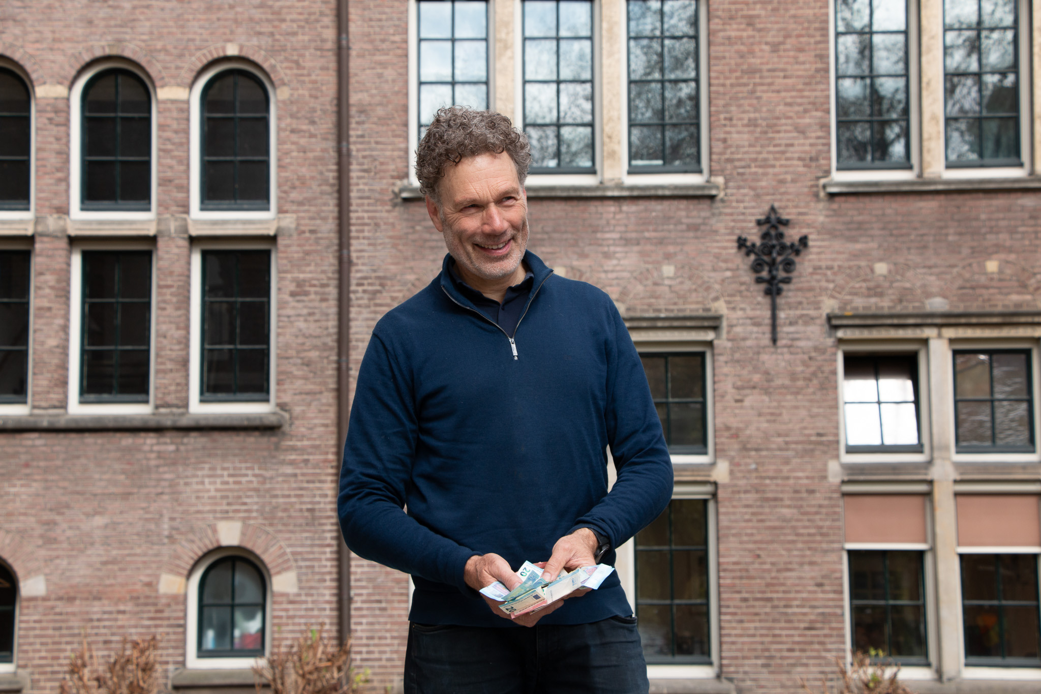 Vrouwen bij mobile money kioskje